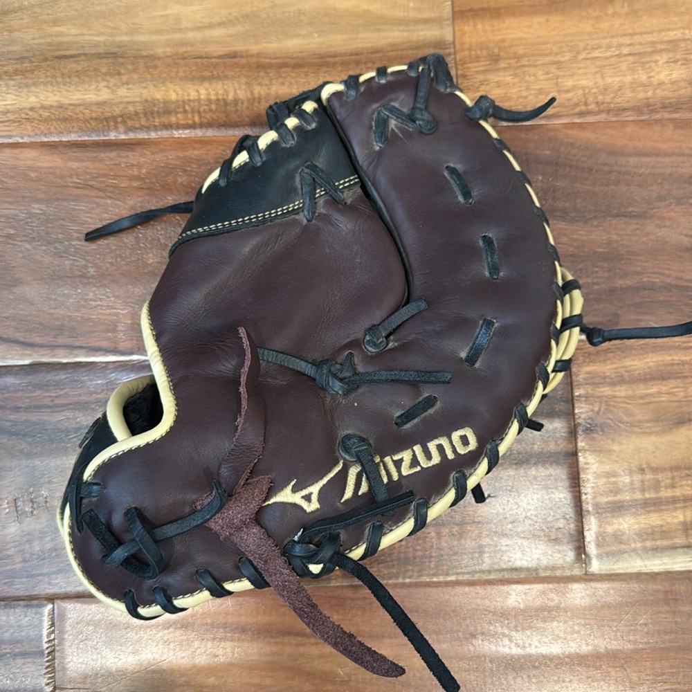 Mizuno Brown and Black Youth Baseball Catcher's Mitt